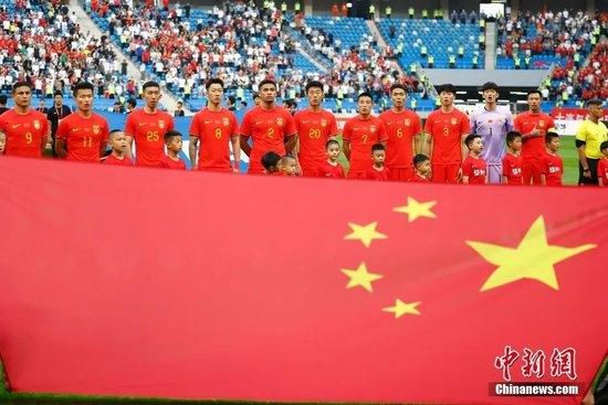 老板让秘书趴下露出屁股